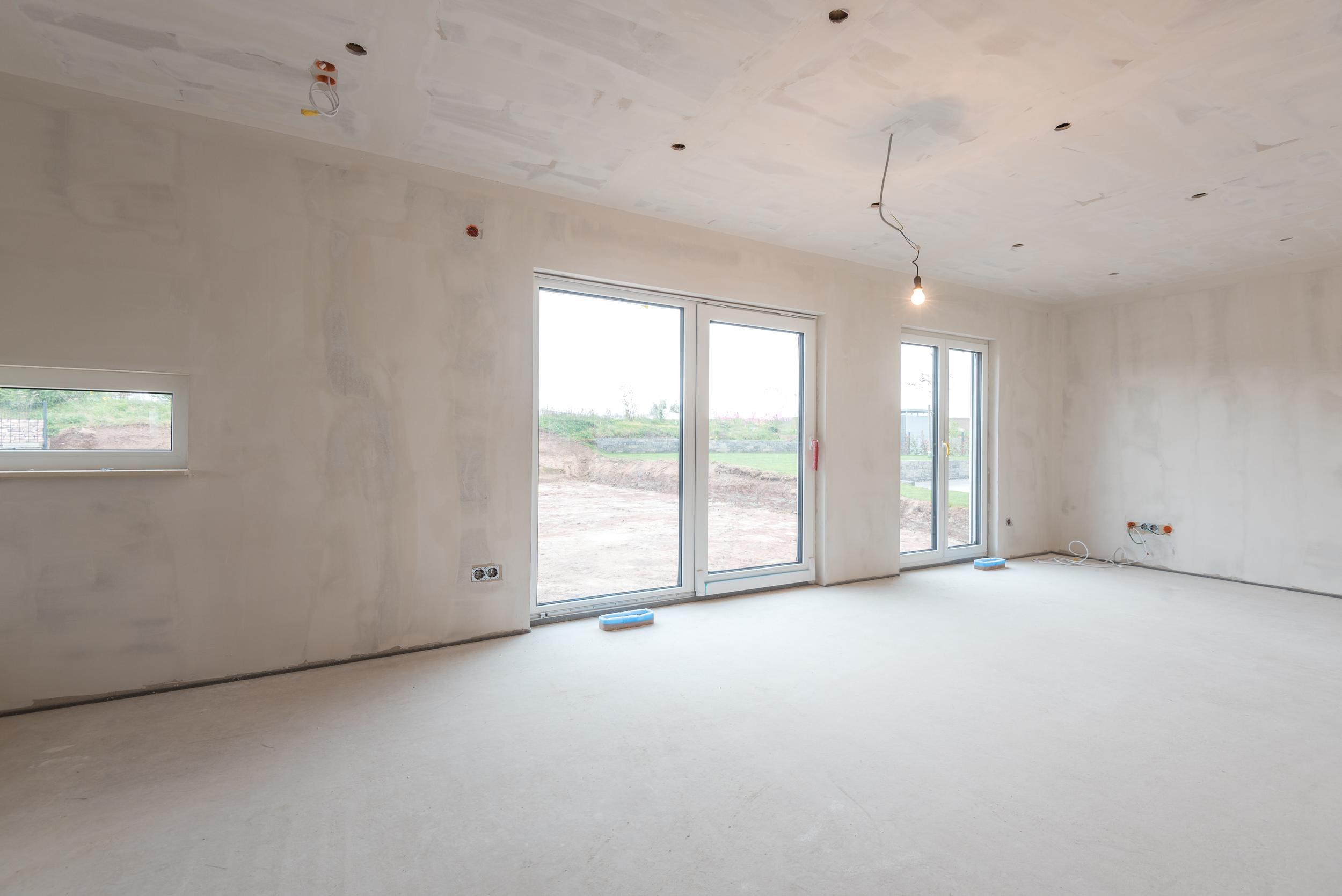 Rohbau mit verspachtelten Wänden und Estrich