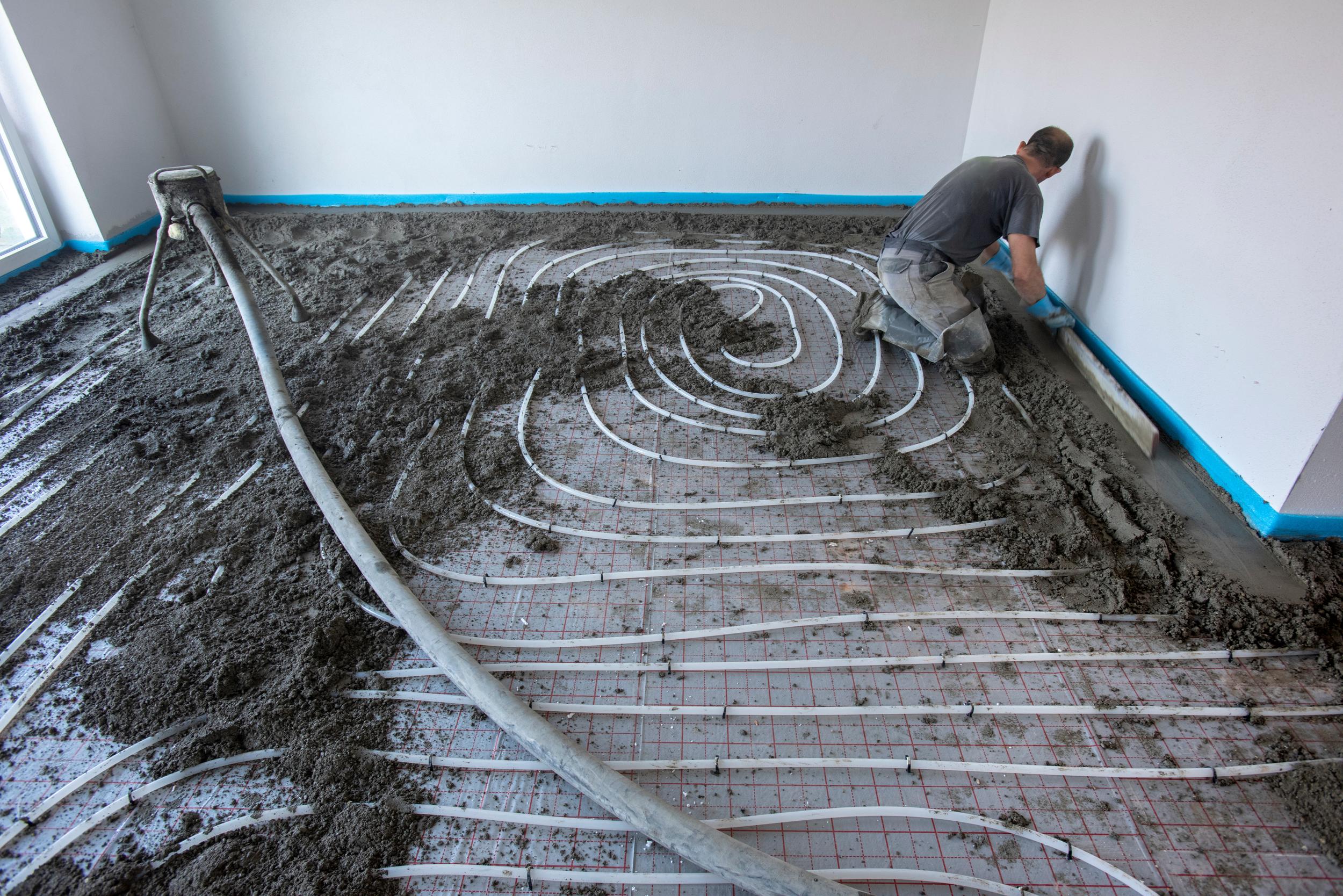 Estrich wird auf einer Fußbodenheizung verlegt