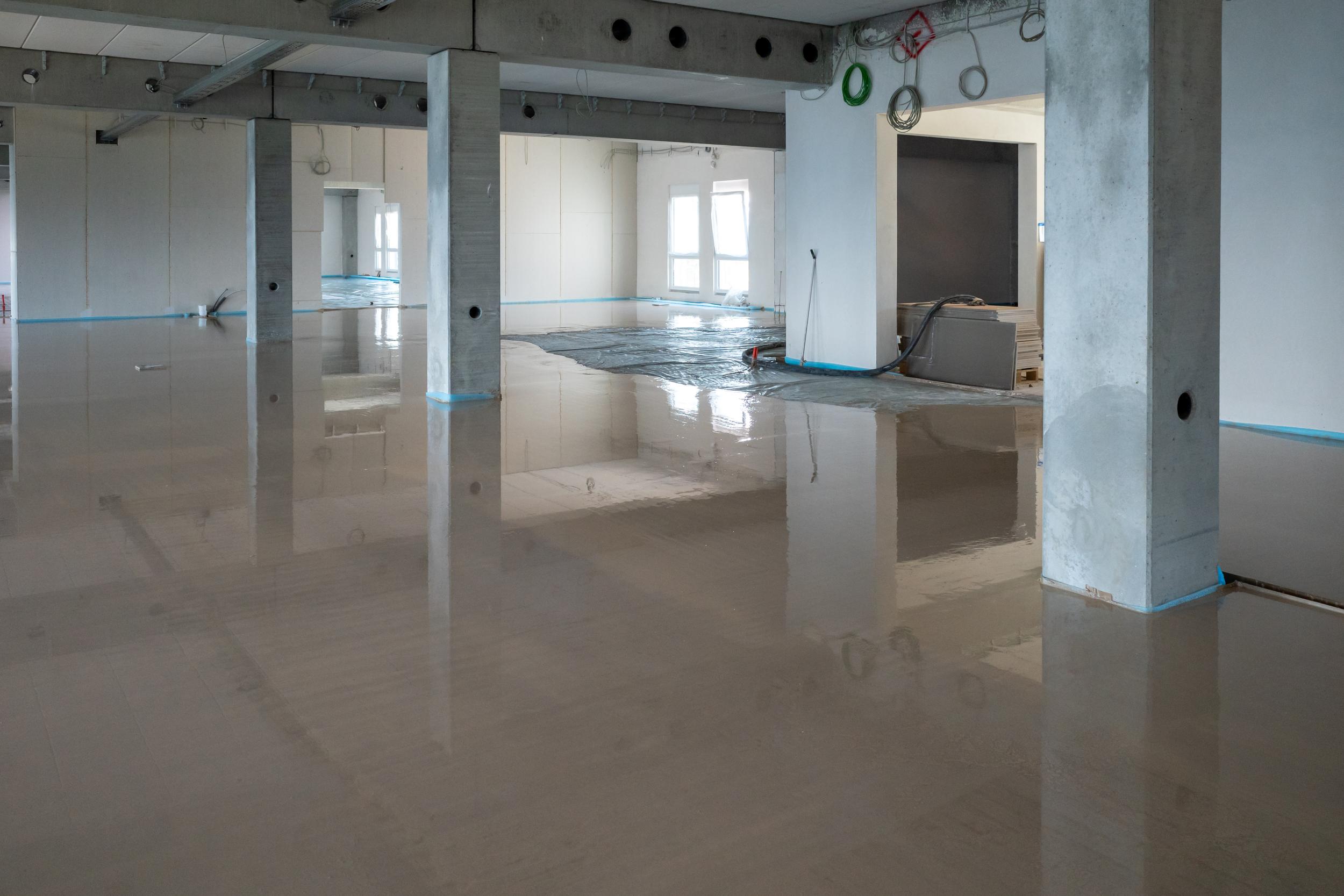 Frischer Estrich in einer Industriehalle