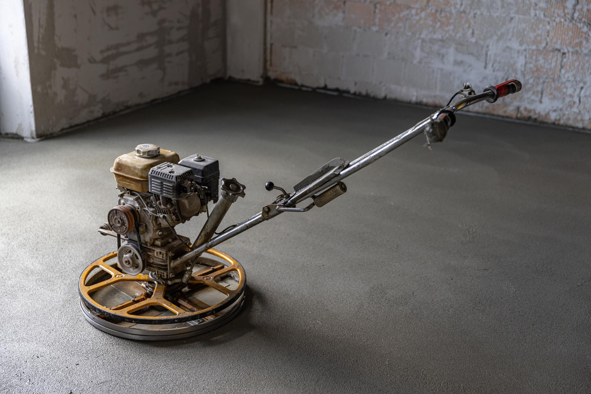 Estrichglättmaschine in einem Raum